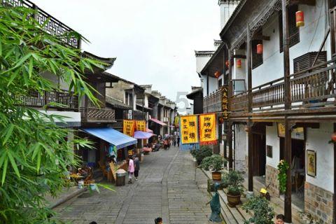 可爱女孩参加宴会